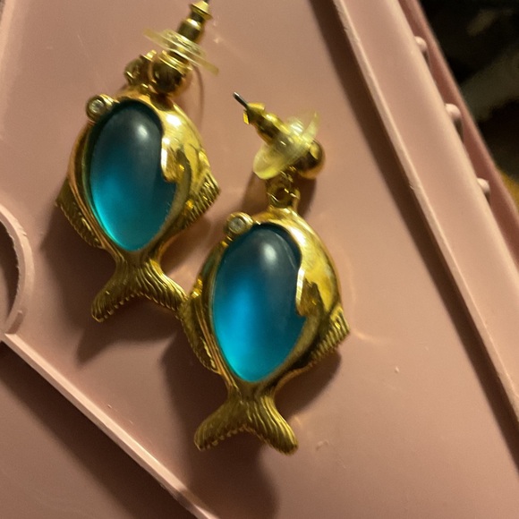 Avon Fish Earrings Gold Tone Blue Cabachon Jelly Belly Tropical Pierced - Picture 1 of 3